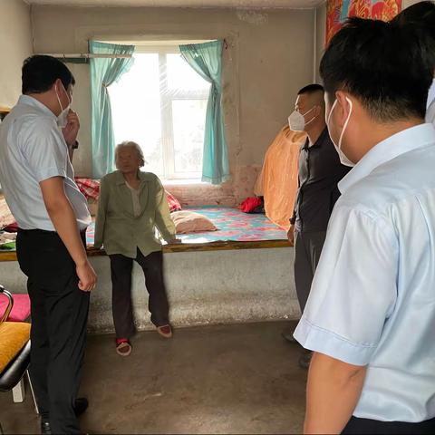 长白县支行党支部“张富清突击队”联合长白县十四道沟村党支部开展慰问贫困户共建活动