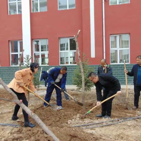 众手培育花千树，一枝一叶总关情 ——灵武市第五中学师生家长齐动员绿化校园