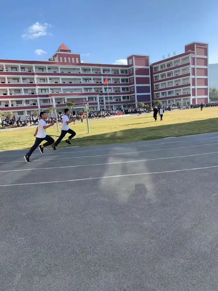 伴随着激昂的运动员进行曲,2019年11月19日,南涧县第三中学冬季田径