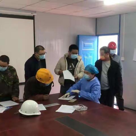 城正街街道社区卫生服务中心晏宁书记周末亲自带队，为辖区内工地上的工人们接种疫苗。