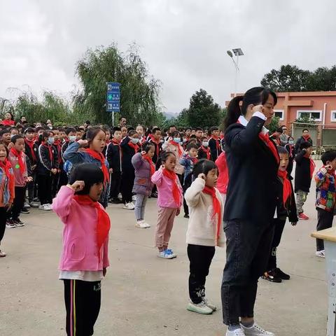 马者哨中心校2020年“高举旗帜跟党走，争做新时代好队员”入队仪式