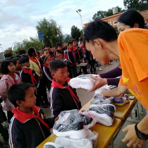 “麦田计划”球鞋捐赠仪式