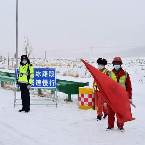 以雪为令护通途 除雪保通在路上