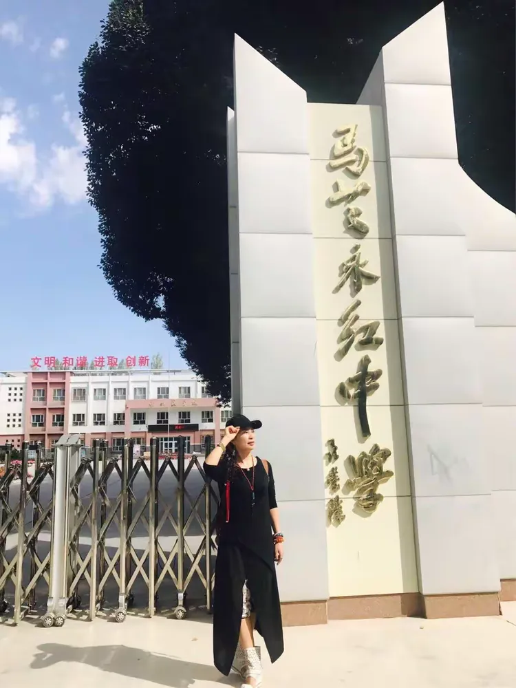 我的学校🏫马兰永红子弟中学早晚班车接送上学放学,雷达团机场124团