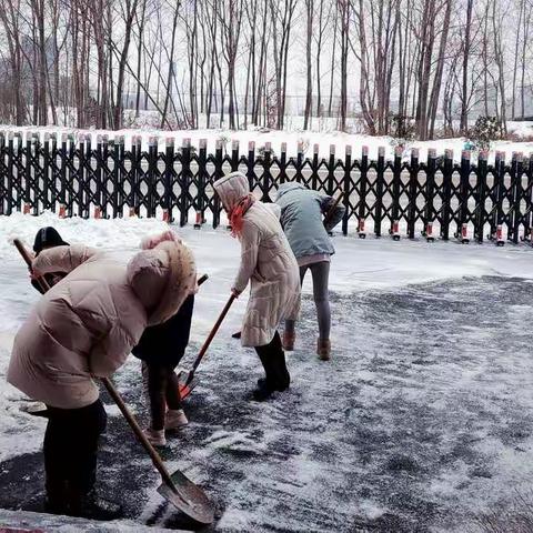 师幼化身“雪精灵” 共迎今冬首场雪——新沂市机关幼儿园坚持开展冬季户外游戏活动