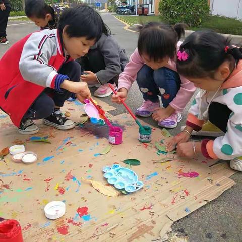 感受秋天•亲近自然—隆安县德润幼儿园大一班开展户外写生活动