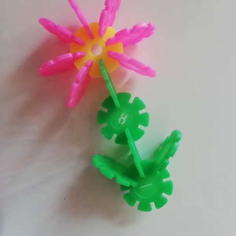 孩子雪花片作品