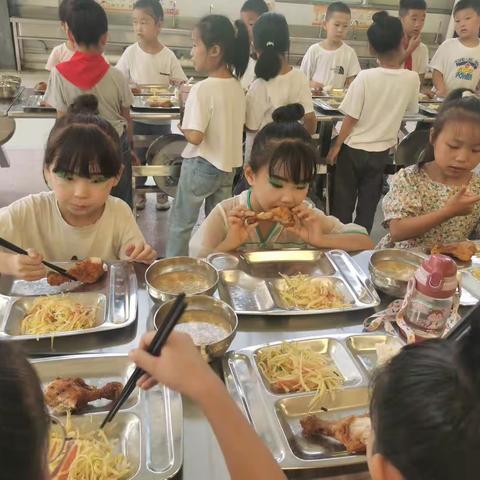 文明用餐，安静用餐——灵宝市第四实验小学二（1）班