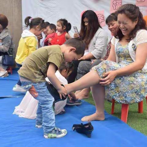 “延期不延学 假期添精彩”峡江县幼儿园小班线上小课堂之亲子小游戏《我帮爸爸妈妈穿鞋》