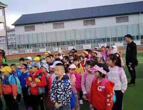 《冬天》冬天里，天气冷，树上叶落树枝摇，小虫都在睡觉了，小朋友们穿棉袄，东瞧瞧西望望，运动运动身体好