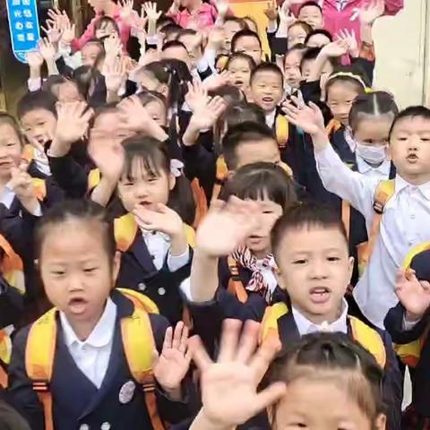 钟祥市莫愁湖幼儿园大二班社会实践活动《参观消防救援大队》