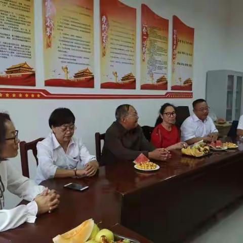 倾情教育，无悔青春，――第八小学老教师、老领导进校园，共谱教育新篇