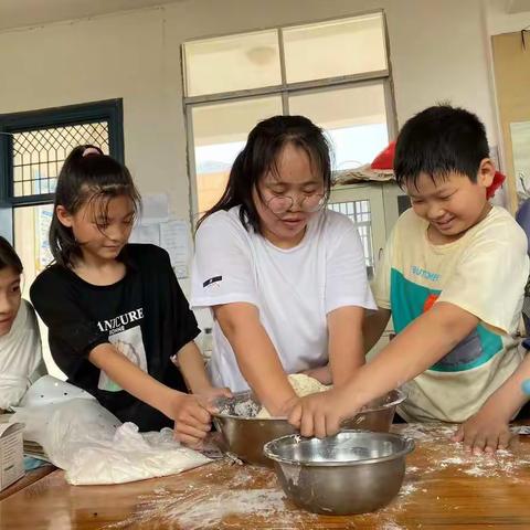 庆祝六一包饺子，包子劳动收获快乐