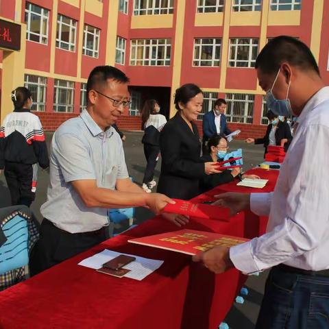 迎接党的二十大，培根铸魂育新人