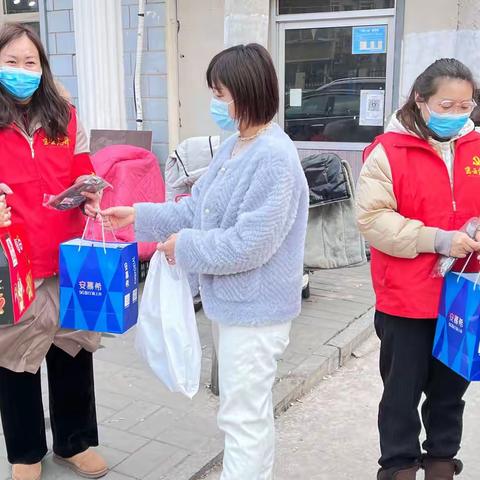 让党旗高高飘扬在战“役”第一线—育英学校密云分校党员教师下沉社区一线，筑牢疫情防控安全屏障