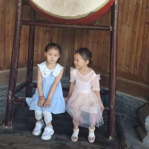 好友相伴   乐游篁岭