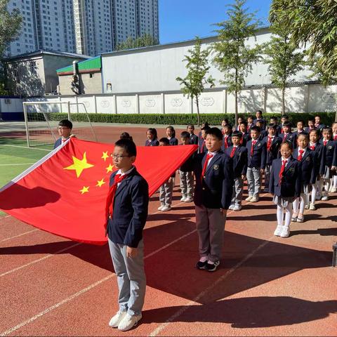 庆祝中国少年先锋队建队73周年﻿﻿﻿北湖小学升旗仪式