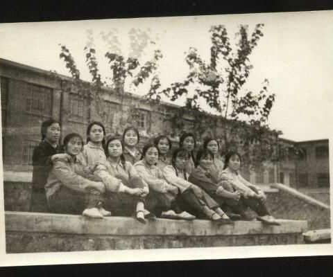 水工七三班同学合影留念