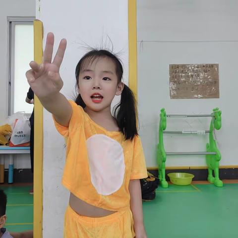 万新教育【万新脑潜能开发幼儿园】丘桐菲在小班的成长足迹👣