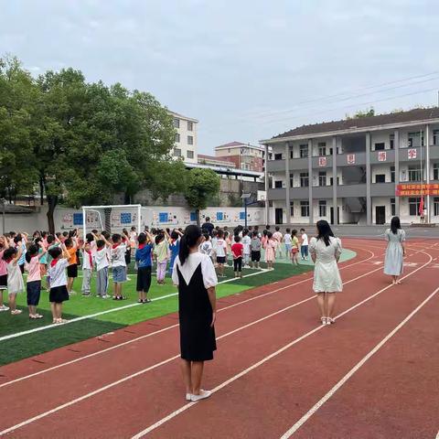 石板滩中心小学：开学典礼暨教师节庆祝大会