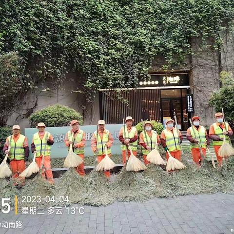 【莲湖～环卫集团】保卫蓝天同呼吸 ，做好空气质量检测子站周边道路扬尘治理工作