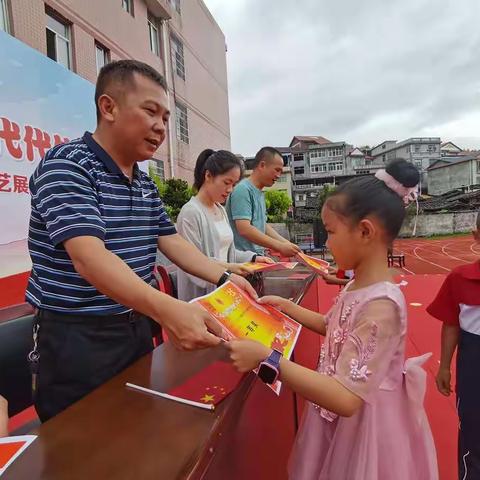 真情关怀暖人心——桃源镇领导到桃源中心小学参加六一活动