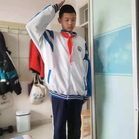 龙池中学“同升一面旗 聚力抗疫情”主题升旗仪式