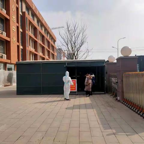 疫情防控不松懈，应急演练防未然----新泰市龙池中学疫情防控演练