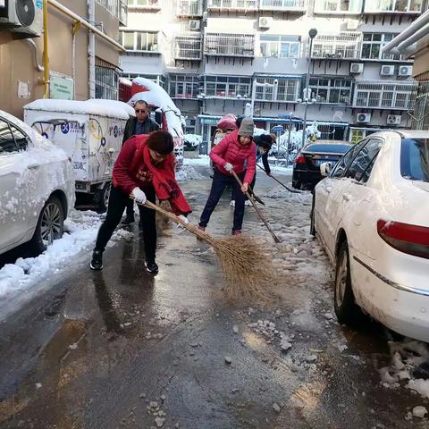 梁北社区铲冰除雪保障居民安全出行