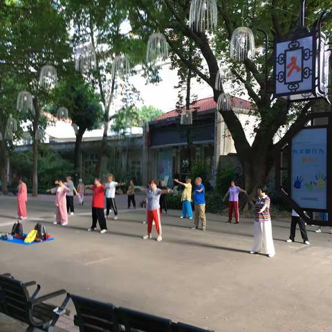 广州文化公园晨炼的人们