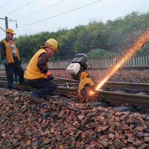 许昌市昌盛路项目进入架空顶进阶段