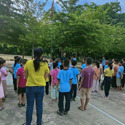 五星红旗耀会场，希望之花齐绽放