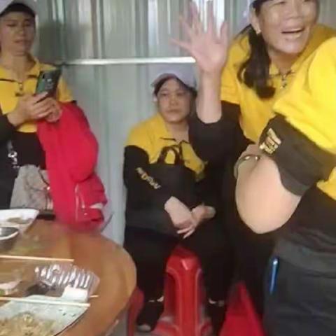 饮不尽昌化江江水，割不断村队姐妹情