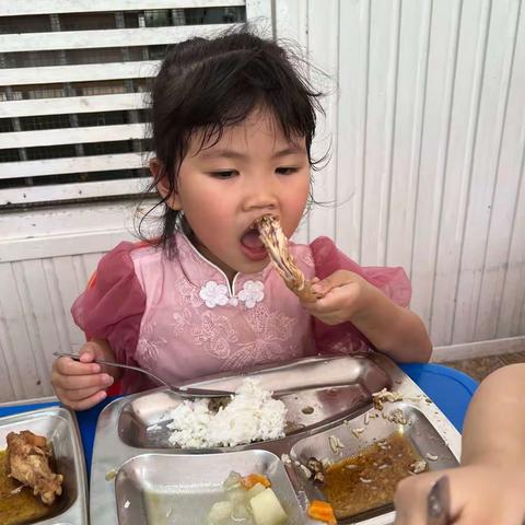 一餐一饭🍛，一朝一夕❤️简单的美食让生活充满阳光☀️，好好吃饭，好好成长🍀🍀幼儿园用心做好每一餐✨