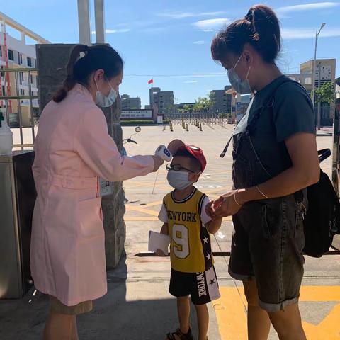 复学报到日  独立新体验——屯昌实验幼儿园月月班新学期报到日活动