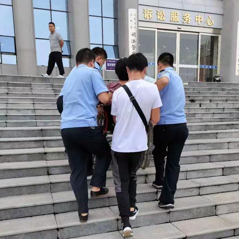 你们助人为乐的样子真帅！——宜阳法院法警尽职责 扶弱残 暖人心