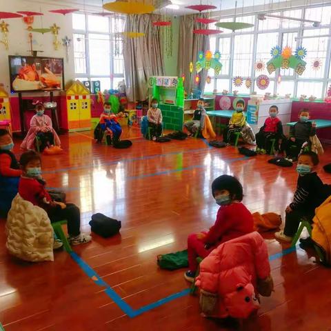“我是穿衣小能手”新疆军区参谋部幼儿园大班。📢大班“穿脱挂”衣服🗣叠被子比赛现在开始👏👏👏