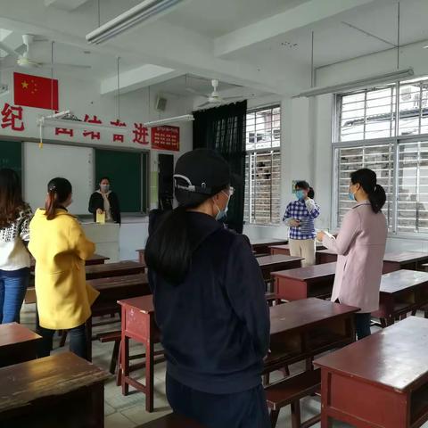 进校附小做好疫情防控期间教材发放工作