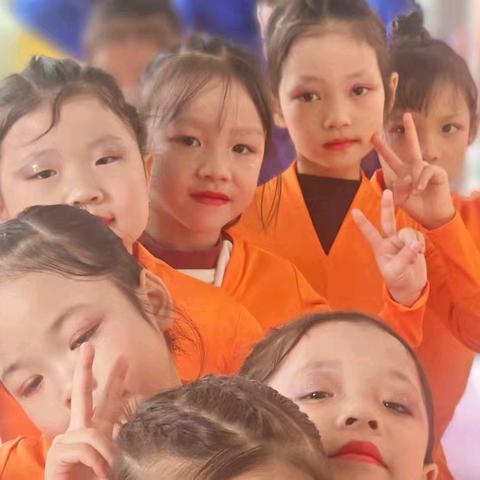 灵蛇贺岁•童趣迎新——青苹果 三馨 睿星 沙津横幼教集团元旦汇演邀请函