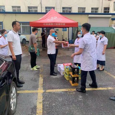 银州区卫健局领导到全区各新冠疫苗接种点慰问工作人员