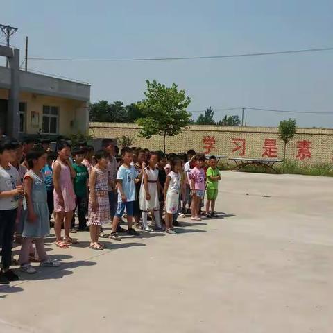 殷都区洪河屯乡张湖顶小学举行新队员入队仪式