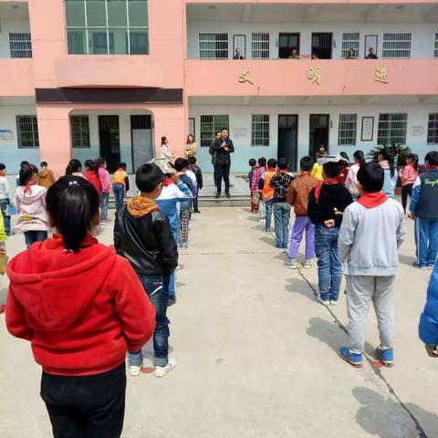 我爱我校，劳动光荣！――田畈街镇新畈小学大扫除