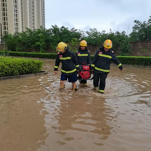 暴雨侵袭防汛排涝解民忧泾干小型在行动