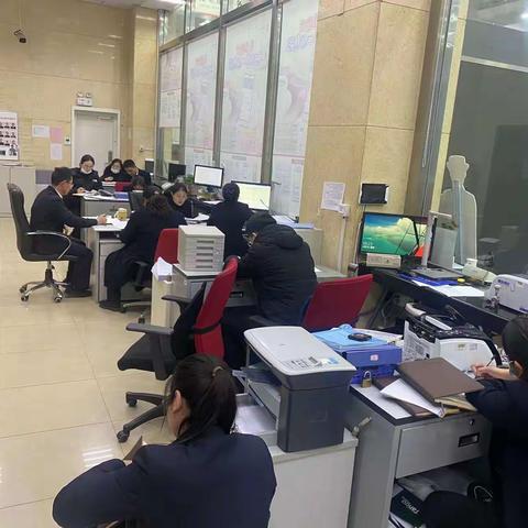 城中支行利用周例会进行安保培训并学习安全周报