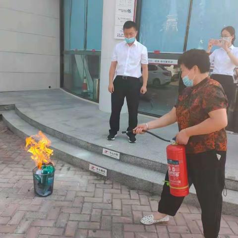 新区支行开展网点消防演练