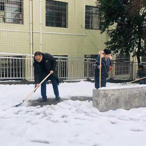 双清一小扫雪志愿者服务——春风携得瑞雪来，扫净寒冰唯余爱。