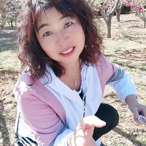 柳舞芊丝送阴凉，绿草如茵披锦装。和风细雨花含露，香色醉吻俏佳娘。