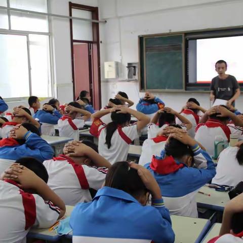 铭记历史，勿忘国耻--------县实验小学积极开展防空应急演练