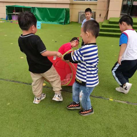 第六实验小学幼儿园游戏观察记录——快乐钻地龙