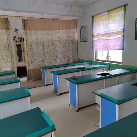 净化校园  用劳动为祖国母亲庆生